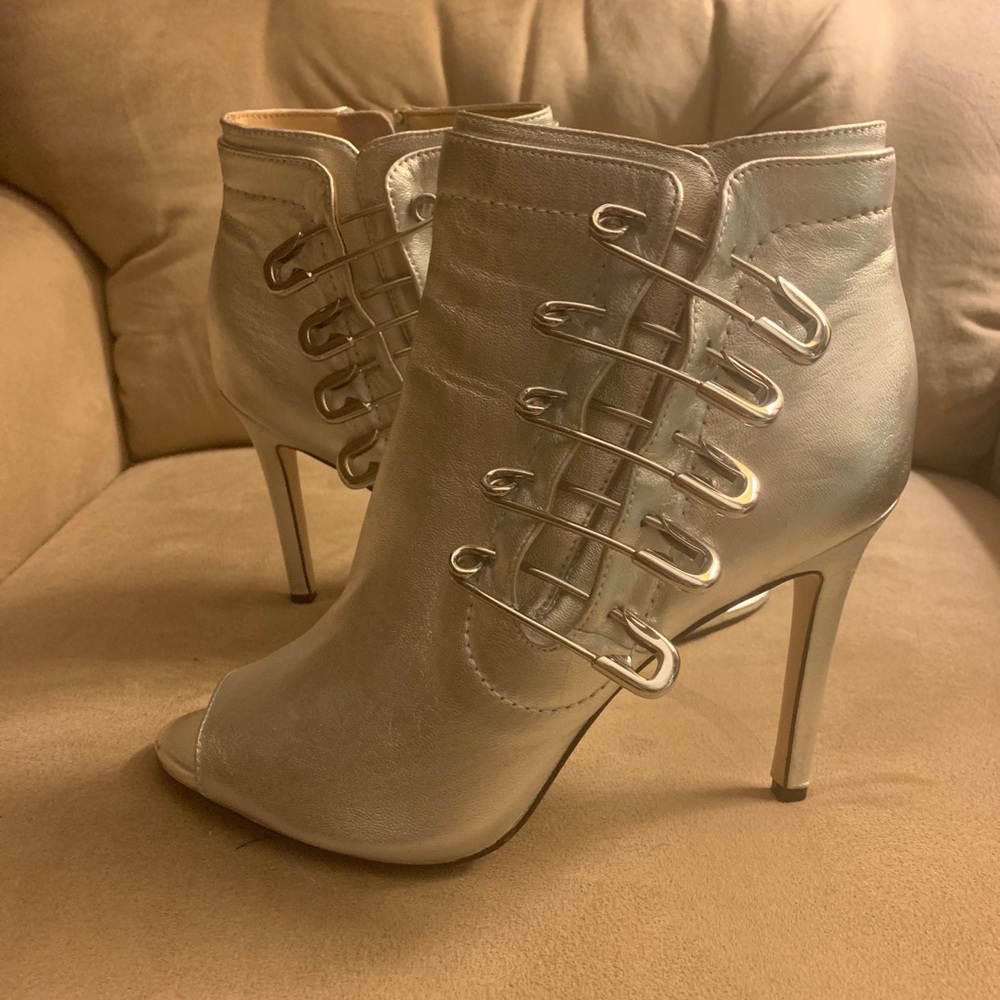 Katy Perry’s silver metallic unity shoes